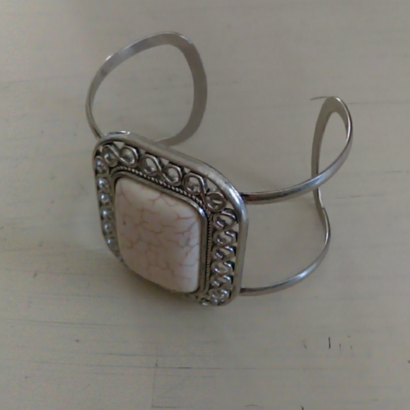 Cream colored cracked stone cuff bracelet - Picture 2 of 2